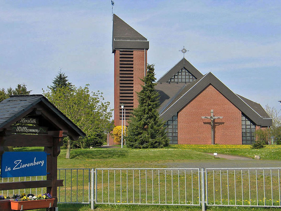 Katholische Pfarrkirche Zum Heiligen Kreuz Zierenberg (Foto: Karl-Franz Thiede)